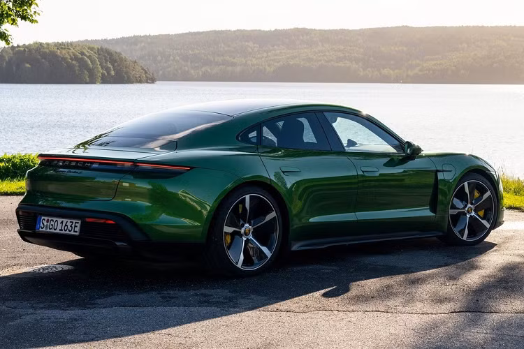 Mẫu sedan chạy điện của Porsche được bổ sung đến 7 màu mới ở ngoại thất và 5 màu nội thất. Nếu muốn khác biệt, khách hàng có thể tùy chọn gói Carbon Sport Design Package, bổ sung nhiều chi tiết carbon cho xe. Mức giá của Porsche Taycan 2021 sẽ được công bố khi mẫu xe này được giới thiệu tại các thị trường. Ở đời cũ, Taycan có giá 103.000-187.000 USD tại Mỹ.