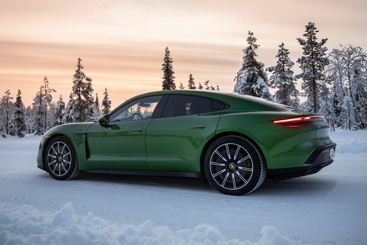 Tổng thể, kiểu dáng của Taycan ảnh hưởng nhiều bởi dòng xe huyền thoại 911. Taycan có mui xe ngắn và thấp của 911, trong khi phần đầu xe có nhiều đường nét mạnh mẽ của Panamera. Porsche Taycan có các số đo dài x rộng x cao lần lượt là 4.963 x 1.966 x 1.381 (mm), chiều dài cơ sở đạt 2.900 mm.