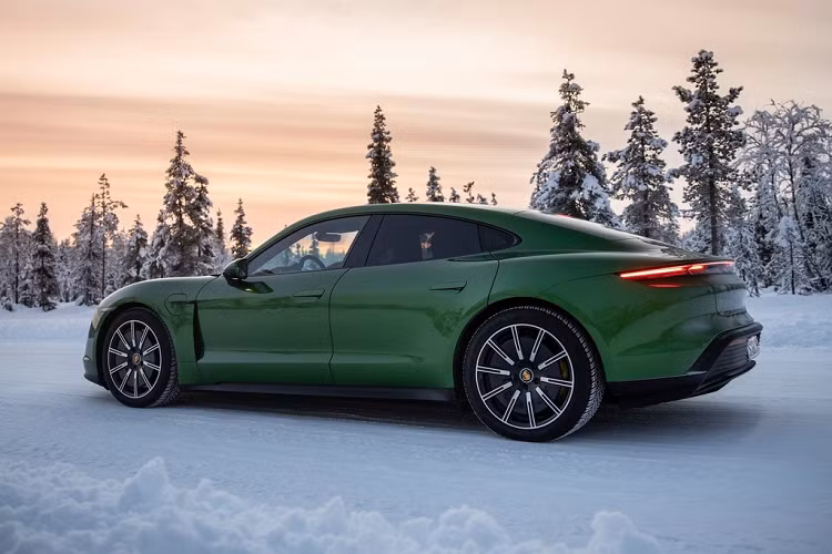 Tổng thể, kiểu dáng của Taycan ảnh hưởng nhiều bởi dòng xe huyền thoại 911. Taycan có mui xe ngắn và thấp của 911, trong khi phần đầu xe có nhiều đường nét mạnh mẽ của Panamera. Porsche Taycan có các số đo dài x rộng x cao lần lượt là 4.963 x 1.966 x 1.381 (mm), chiều dài cơ sở đạt 2.900 mm.