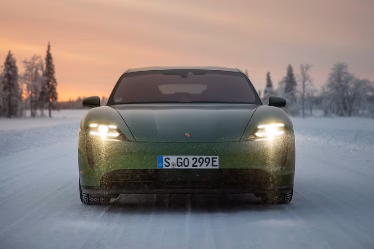 Là mẫu xe mang hơi hướm thể thao, Taycan cũng được trang bị hệ thống treo khí nén thích ứng. Tính năng Smartlift trên hệ thống treo mới giúp xe tự động nâng gầm khi khởi động hoặc qua gờ giảm tốc. Hệ thống có thể tự điều phối chiều cao của giảm xóc qua các số liệu về tốc độ và điều kiện mặt đường, giúp cân bằng giữa sự thoải mái và hiệu suất.