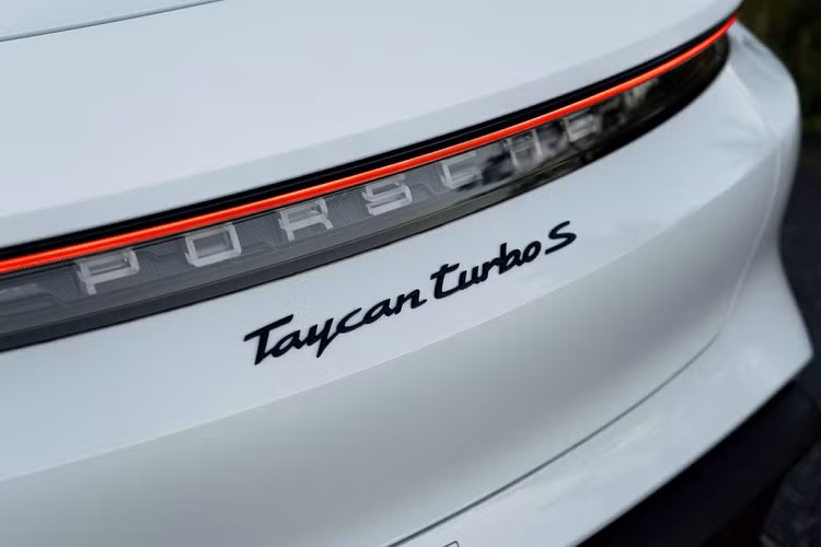 Porsche Taycan được trang bị các chế độ lái: Normal, Sport, Range và Sport Plus. Tùy từng chế độ, hệ thống treo và bộ hướng gió trước/sau sẽ được điều chỉnh tương ứng. Chế độ thể thao Sport Plus sẽ hạ thấp thân xe, mở rộng cánh gió sau để tăng lực ép xuống mặt đường.