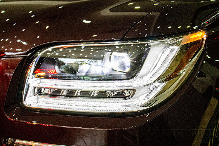 Theo công bố của nhà sản xuất, Lincoln Navigator L Black Label có số đo chiều Dài x Rộng x Cao ở mức 5.636 x 2.029 x 1.935 (mm), chiều dài cơ sở xe đạt 3.343 mm, trong khi bản thường sẽ ngắn hơn 302 mm và trục cơ sở ở mức 3.112 mm. Mặc dù có đôi chút khác nhau về kích thước nhưng 2 bản này có giá tương đương bởi thuế phí khi nhập về Việt Nam không ảnh hưởng bởi kích thước xe. Do đó, những chiếc Lincoln Navigator Black Label ở thị trường trong nước hầu hết là bản L.