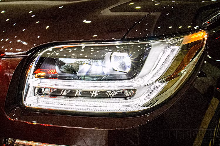 Theo công bố của nhà sản xuất, Lincoln Navigator L Black Label có số đo chiều Dài x Rộng x Cao ở mức 5.636 x 2.029 x 1.935 (mm), chiều dài cơ sở xe đạt 3.343 mm, trong khi bản thường sẽ ngắn hơn 302 mm và trục cơ sở ở mức 3.112 mm. Mặc dù có đôi chút khác nhau về kích thước nhưng 2 bản này có giá tương đương bởi thuế phí khi nhập về Việt Nam không ảnh hưởng bởi kích thước xe. Do đó, những chiếc Lincoln Navigator Black Label ở thị trường trong nước hầu hết là bản L.