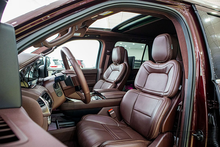 Những tiện nghi trên Lincoln Navigator Black Label sẽ chinh phục người dùng gồm: Màn hình giải trí 10 inch có khả năng kết nối điện thoại thông minh cùng hệ thống SYNC 3 của Ford cùng đầu ra là 20 loa Revel Ultima. Không chỉ vậy, xe còn có hệ thống điều hoà độc lập 4 vùng, điều chỉnh hoàn toàn riêng biệt với hệ thống lọc khí, nút bấm khởi động, cửa kính 1 chạm, gạt mưa tự động... là những trang bị không thể thiếu.