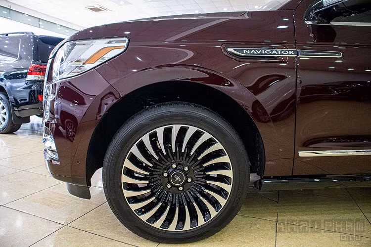 Về thiết kế, Lincoln Navigator Black Label sở hữu ngoại thất "khủng long" đúng chất Mỹ với kích thước tổng thể lớn khiến chiếc xe trở nên bề thế. Đầu xe khá quen thuộc với lưới tản nhiệt hình thanh đan xen, phần viền mạ crom giúp Lincoln Navigator trở nên sang trọng hơn, logo thương hiệu ở vị trí trung tâm và có thể phát sáng vào ban đêm.