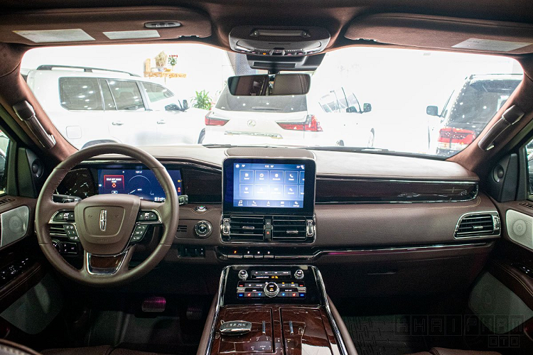 Ở bên phần thân, Lincoln Navigator Black Label sở hữu nhiều đường gân dập nổi kèm đường chỉ dọc thân xe mạ crom mang đến diện mạo trẻ trung cho chiếc SUV cỡ lớn này. Lincoln Navigator Black Label 2020 sử dụng bộ mâm hợp kim 2 màu đa chấu với kích thước 22 inch phù hợp với thân hình vạm vỡ của xe. Gương chiếu hậu xe bọc crom kèm đèn xi-nhan dạng LED có tính năng chỉnh/gập điện, sấy gương, nhớ vị trí và camera lề được tích hợp.