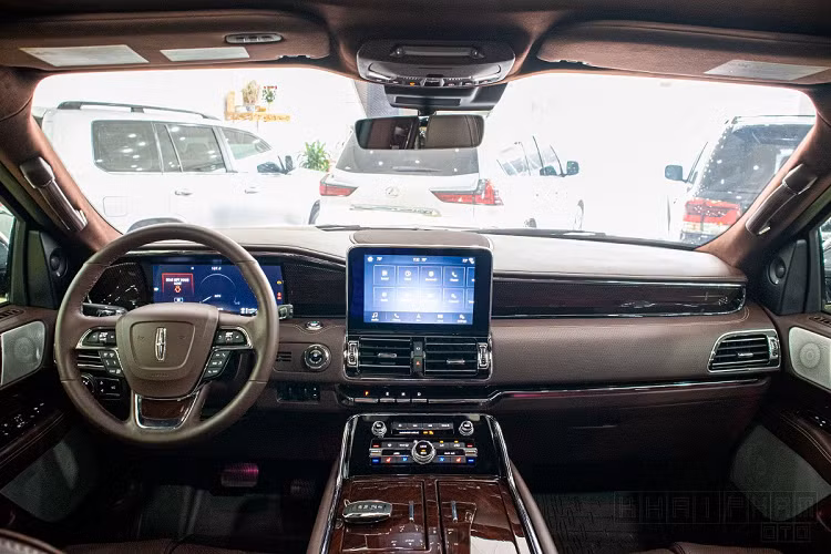 Ở bên phần thân, Lincoln Navigator Black Label sở hữu nhiều đường gân dập nổi kèm đường chỉ dọc thân xe mạ crom mang đến diện mạo trẻ trung cho chiếc SUV cỡ lớn này. Lincoln Navigator Black Label 2020 sử dụng bộ mâm hợp kim 2 màu đa chấu với kích thước 22 inch phù hợp với thân hình vạm vỡ của xe. Gương chiếu hậu xe bọc crom kèm đèn xi-nhan dạng LED có tính năng chỉnh/gập điện, sấy gương, nhớ vị trí và camera lề được tích hợp.