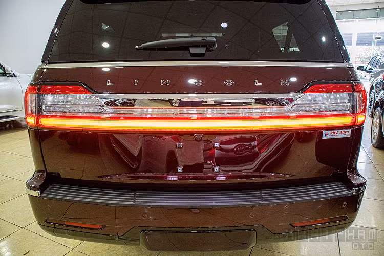 Hệ thống đèn chiếu sáng của chiếc SUV thương hiệu Mỹ được trang bị công nghệ LED toàn phần, đèn pha là 2 bóng Projecter cùng 2 dây LED định vị ban ngày thiết kế tương đối ưa nhìn. Ngoài ra, xe có phần cản trước mạ bạc kết hợp màu ngoại thất xe và màu đen cùng cảm biến hỗ trợ việc lái xe.