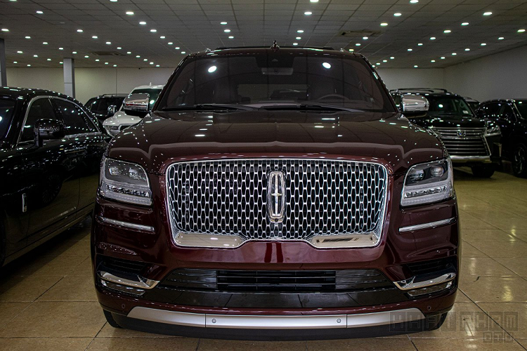 Mẫu xe Lincoln Navigator Black Label 2020 dạng hiếm gặp ở Việt Nam, mẫu SUV cỡ lớn này không được phân phối chính hãng mà chỉ về nước theo dạng nhập khẩu tư nhân. Chiếc "khủng long" của thương hiệu Mỹ cạnh tranh trực tiếp với Cadillac Escalade cũng nhập khẩu tư nhân, nhưng ở nước ta Lincoln Navigator sẽ phải đối đầu với cả Lexus LX570 hay BMW X7 bởi giá tiền ngang ngửa.