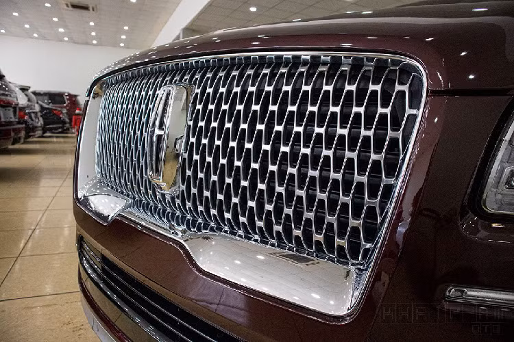 Khủng Long Lincoln Navigator Black Label là phiên bản mới và các đại lý chủ yếu nhập phiên bản này theo nhu cầu của khách hàng với nhiều tuỳ chọn màu sắc nhưng chủ yếu là màu Đen, Đỏ mận hay Xanh bạc hà. Chiếc SUV cỡ lớn này cũng mang đến cho người dùng 2 tuỳ chọn là Lincoln Navigator Black Label thường và bản L (trục cơ sở kéo dài).