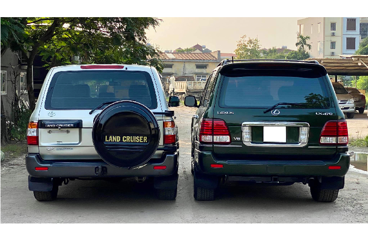 Nội thất Land Cruiser được thiết kế mộc mạc với những tiện nghi tối giản tập trung vào sự thực dụng. Những trang bị tiện nghi cao cấo bao gồm: bề mặt ghế, tay vịn cửa &amp; trang trí, bảng táp-lô trung tâm, tựa đầu, núm xoay, vô lăng được bọc da và trang trí bằng gỗ óc chó cao cấp. Đề nổ Start/Stop, hệ thống giải trí trên LX470 được trang bị hệ thống âm thanh Mark Levinson, CD 6 đĩa,...