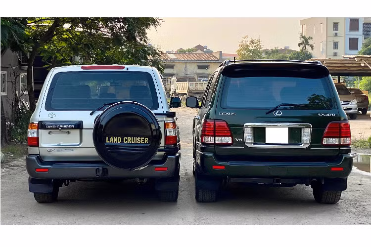 Nội thất Land Cruiser được thiết kế mộc mạc với những tiện nghi tối giản tập trung vào sự thực dụng. Những trang bị tiện nghi cao cấo bao gồm: bề mặt ghế, tay vịn cửa &amp; trang trí, bảng táp-lô trung tâm, tựa đầu, núm xoay, vô lăng được bọc da và trang trí bằng gỗ óc chó cao cấp. Đề nổ Start/Stop, hệ thống giải trí trên LX470 được trang bị hệ thống âm thanh Mark Levinson, CD 6 đĩa,...