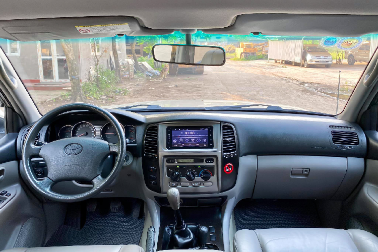 Trong suốt lịch sử phát triển, Land Cruiser đã xây dựng và mang lại nhiều danh tiếng cho thương hiệu Toyota. Lịch sử phát triển của dòng Land Cruiser tượng trưng cho chất lượng, độ bền và độ tin cậy của thương hiệu Toyota. Bản thân dòng Land Cruiser 100 Series được dùng để phát triển dòng LX 470, theo đó LX 470 chia sẻ chung một nền tảng mang tính cốt lõi của Land Cruiser như: khung gầm rời (body on frame), động cơ (V8) và hộp số và hệ dẫn động bốn bánh toàn thời gian (full-time 4WD) với Land Cruiser.