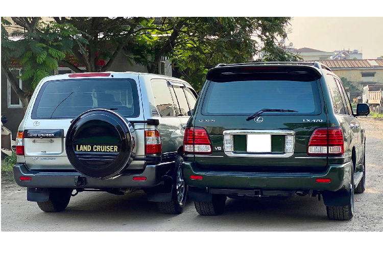 Tạm bỏ qua những chiếc Toyota Land Cruiser và Lexus LX 570 đời mới hiện nay. Hãy cùng nhìn lại hai thế hệ trước đó của Land Cruiser và Lexus LX, trong ảnh là hai chiếc Land Cruiser 100 Series (1998–2007) phiên bản GX 4.5 và Lexus LX470 (1998–2007) của một người chơi xe tại Việt Nam.