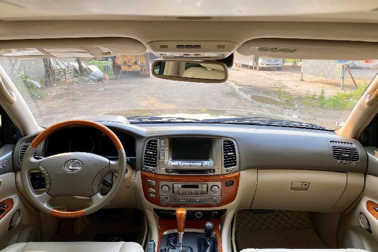 Mặc dù tương đồng về mặt tổng thể, nhưng thiết kế của Land Cruiser GX và Lexus LX470 thì hoàn toàn khác biệt khi hai dòng xe này được định vị ở 2 phân khúc khác nhau. Lexus LX470 thừa hưởng những trang bị và tiện nghi cao cấp nhất của Toyota. Thế hệ LX470 đã được trang bị thống treo tự thích ứng (Adaptive Variable Suspension - AVS), đèn pha halogen Ace Projector...