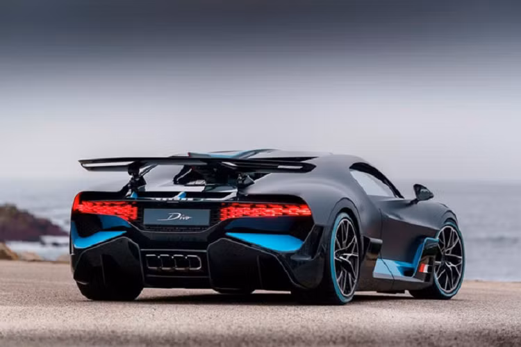 Lượng xe sản xuất cực thấp tạo nên độ khan hiếm và quý giá của Bugatti Divo. Ngoài ra, mỗi chiếc lại mang đặc điểm riêng do được chế tác thủ công, cá nhân hóa theo yêu cầu khách hàng.