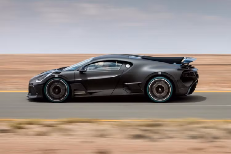 Kỹ thuật chế tác thân xe (coachbuilt) Bugatti Divo do Achim Anscheidt đảm nhận, mục tiêu là tăng tối đa tốc độ, khí động học và nhiệt động học của siêu xe.