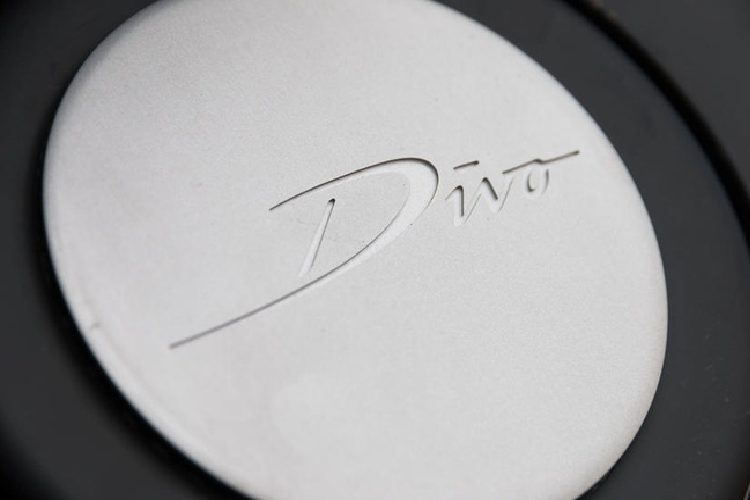 Quan trọng hơn, trọng lượng của Bugatti Divo chỉ có 456 kg, trong khi lực ép xuống mặt đường là 236 kg (hơn Chiron 90kg) nhờ phần đuôi xe cao hơn và rộng hơn 23% so với Chiron.