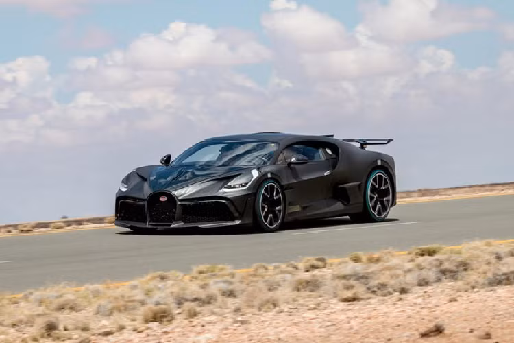 Thử nghiệm tại đường đua Nardò miền nam Italy, Bugatti Divo hoàn thành một vòng đường đua nhanh hơn 8 giây so với Chiron. Ngoài khí động học cải tiến, ưu điểm này còn đến từ động cơ 1.479 mã lực cực mạnh.