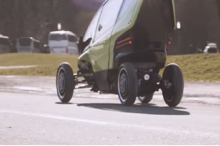 Những ai lo lắng về độ cân bằng của xe sẽ cảm thấy an tâm bởi tính năng ngả vào các góc của Triggo. Thay vì xu hướng tự nhiên được tạo ra bởi lực ly tâm, chiếc xe điện bé nhỏ Renault này sẽ ngả về cùng hướng rẽ, khiến nó an toàn tuyệt đối.