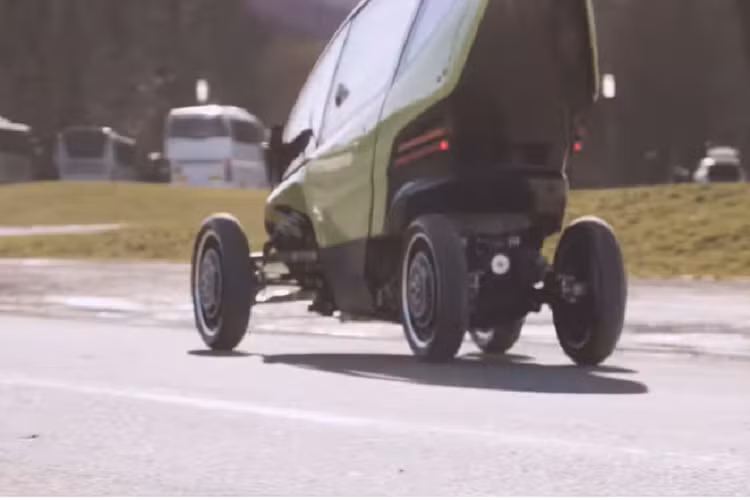 Những ai lo lắng về độ cân bằng của xe sẽ cảm thấy an tâm bởi tính năng ngả vào các góc của Triggo. Thay vì xu hướng tự nhiên được tạo ra bởi lực ly tâm, chiếc xe điện bé nhỏ Renault này sẽ ngả về cùng hướng rẽ, khiến nó an toàn tuyệt đối.