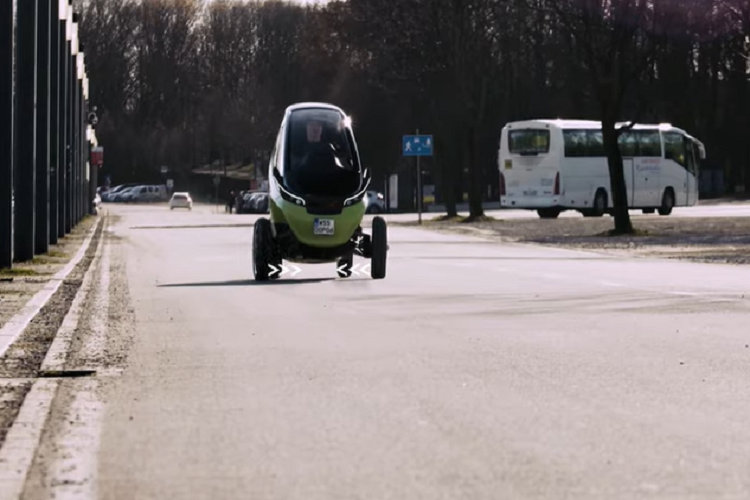 Ngoài ra, chế độ chiều rộng 86 cm vào cũng có giới hạn tốc độ. Một khi chạy nhanh hơn 25 km/h, chiếc Triggo sẽ tự chuyển lại chiều rộng 148 cm. Để tránh tình huống chuyển đổi ngoài ý muốn, có lẽ Triggo cũng có một chế độ khóa hình dạng hẹp hoặc giới hạn tốc độ, nếu không nó rất dễ gây ra tai nạn.