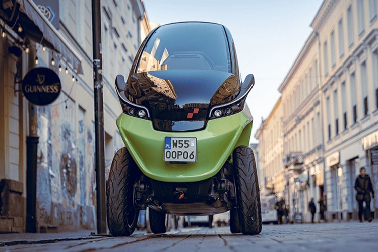 Với thân hình bé nhỏ, xe điện tí hon Twizy có thể dễ dàng luồn lách qua dòng giao thông đông đúc như một chiếc xe máy trong khi vẫn giữ an toàn cho tài xế và một hành khách an toàn, dễ chịu với ghế ngồi, dây an toàn và nhiều thứ khác như ôtô.