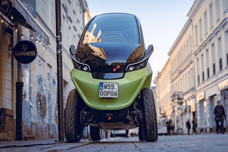 Với thân hình bé nhỏ, xe điện tí hon Twizy có thể dễ dàng luồn lách qua dòng giao thông đông đúc như một chiếc xe máy trong khi vẫn giữ an toàn cho tài xế và một hành khách an toàn, dễ chịu với ghế ngồi, dây an toàn và nhiều thứ khác như ôtô.