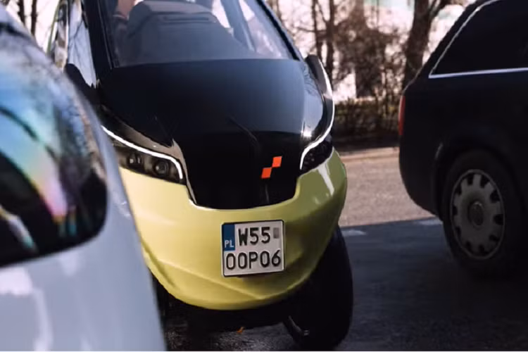 Thế nhưng, một công ty Ba Lan nhận thấy rằng ý tưởng phía sau Renault Twizy là không hề sai lầm, vậy nên đã quyết định cải tiến nó. Kết quả, họ đã cho ra đời Triggo, một phương tiện vừa là xe ô tô 2 chỗ vừa là một chiếc xe máy có mái che đầy đủ. Tất nhiên, cũng phải nói rõ ràng hai hình thái này không thể đồng lúc tồn tại.