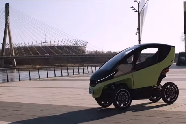 Mặt khác, khoảng cách giữa hai bánh sau là cố định. Công suất xe đến từ hai mô tơ điện 10 kW – tổng cộng được giảm xuống 15 kW vì quy định hạn chế phân khúc – và cụm pin thay thế được có tổng dung lượng 8 kWh.