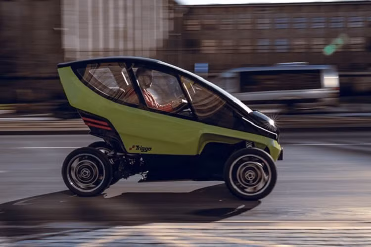 Tuy nhiên, đó chỉ là câu chuyện trên mặt lý thuyết, bởi chỉ một chuyến đi trên Twizy sẽ lập tức hé lộ nguyên nhân vì sao mẫu xe điện này không trở nên phổ biến hơn. Ví dụ chất lượng ngồi lái xe là không thực lý tưởng, chiều rộng của nó vẫn quá lớn để luồn lách giữa những làn xe, cộng thêm cự li di chuyển rất giới hạn khoảng 90 km. Tất cả những yếu tố này khiến Twizy trở thành một phương tiện vô dụng trong mắt nhiều người mua.