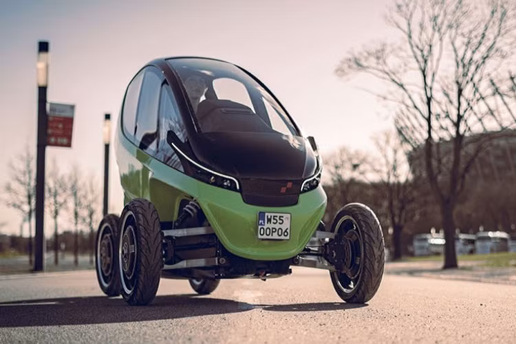  Xe điện Renault Twizy "nhỏ xinh" từng ra mắt thị trường trong năm 2012 và vẫn được bán tại một số thị trường cho tới tận ngày nay. Nó là một mẫu xe được thiết kế để chuyên dụng chạy trong đô thị, thân thiện môi trường và gần như có thể đỗ ở mọi nơi.