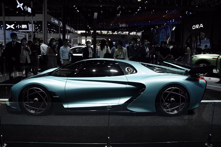 Theo Hongqi, phiên bản thương mại của S9 sẽ được sản xuất giới hạn 70 chiếc. Mức giá xe Hongqi S9 gần 1,5 triệu USD (khoảng 34,7 tỷ đồng). Với mức giá này, Hongqi S9 sẽ gia nhập "câu lạc bộ siêu xe giá trên 1 triệu USD" cùng các tên tuổi nổi tiếng trên thế giới như McLaren Senna, Pagani Huayra, LamborghiniCentenario...