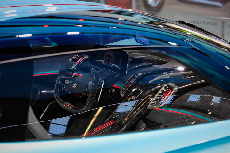 Hongqi ứng dụng sợi carbon khá nhiều cho S9, gồm khung xe, một số bộ phận thân xe và bộ mâm. Bên trong ca-bin, sợi carbon cũng được tìm thấy ở một số chi tiết, vô-lăng 2 chấu lạ mắt...