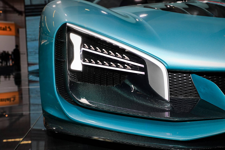 Hiệu suất của Hongqi S9 ngang ngửa với chiếc Tesla Roadster. Tuy nhiên, mẫu xe Mỹ chỉ có giá 200.000-250.000 USD, thấp hơn rất nhiều so với mức giá của S9.