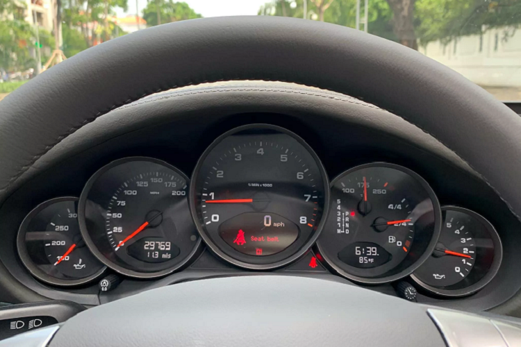 Sức mạnh được truyền xuống cầu sau (RWD), thông qua hộp số tự động 5 cấp Tiptronic S. Tất nhiên rằng hộp số này sẽ không nhanh nhạy bằng loại hộp số ly hợp kép PDK 7 cấp mà Porsche trang bị cho 911 sau đó.