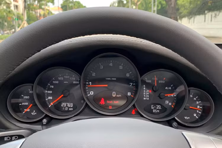 Sức mạnh được truyền xuống cầu sau (RWD), thông qua hộp số tự động 5 cấp Tiptronic S. Tất nhiên rằng hộp số này sẽ không nhanh nhạy bằng loại hộp số ly hợp kép PDK 7 cấp mà Porsche trang bị cho 911 sau đó.