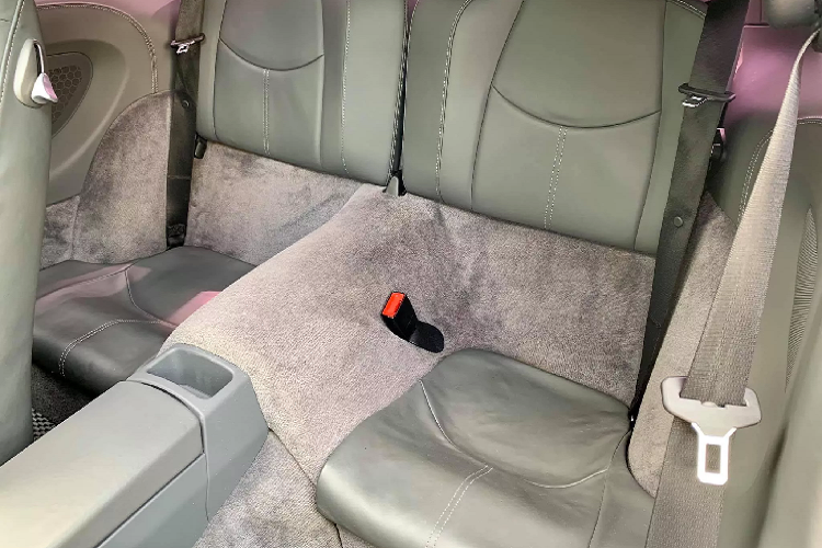 Mặc dù mang hiệu suất cao, nhưng sự hấp dẫn của Porsche 911 lại nằm ở khả năng vận hành, cảm giác lái cân bằng giữa thể thao và sự thoải mái. Các chủ sở hữu của Porsche 911 là những người yêu tốc độ, nhưng không thích phô trương. Chủ nhân của 911 thường dành rất nhiều thời gian để lái nó, họ rất thích lái xe, thậm chí sử dụng nó làm phương tiện di chuyển hằng ngày, chứ không đơn thuần là chiếc xe chơi chỉ dành cho cuối tuần hay những dịp đặc biệt.