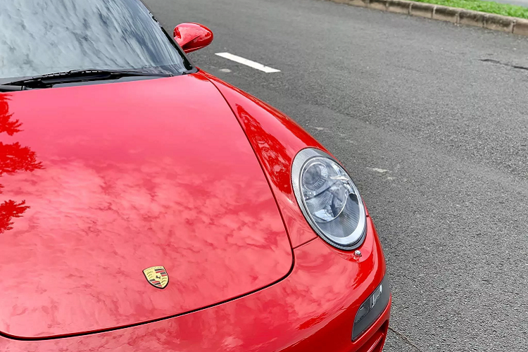 Hiện tại, giá xe Porsche 911 (992) đời mới không dưới 6,2 tỷ đồng cho phiên bản Carrera tiêu chuẩn, chưa đi kèm những trang bị “options” có giá “chóng mặt” nếu chủ sở hữu muốn cá nhân hoá nó. Việc lựa chọn Porsche 911 đời cũ sẽ tiết kiệm nếu nói về chi phí. Tuy nhiên người chơi xe Porsche 911 thường rất sành xe, họ mua xe theo sở thích, mua sưu tầm. Những chiếc 911 đời nào cũng mang sự thú vị và vẻ đẹp riêng hấp dẫn mọi tay chơi. Khái niệm “xe lỗi thời” không có trên Porsche 911.