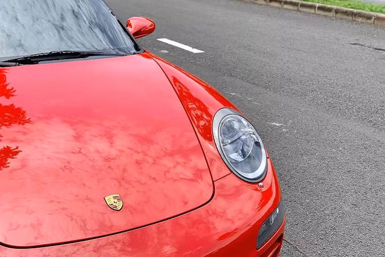 Hiện tại, giá xe Porsche 911 (992) đời mới không dưới 6,2 tỷ đồng cho phiên bản Carrera tiêu chuẩn, chưa đi kèm những trang bị “options” có giá “chóng mặt” nếu chủ sở hữu muốn cá nhân hoá nó. Việc lựa chọn Porsche 911 đời cũ sẽ tiết kiệm nếu nói về chi phí. Tuy nhiên người chơi xe Porsche 911 thường rất sành xe, họ mua xe theo sở thích, mua sưu tầm. Những chiếc 911 đời nào cũng mang sự thú vị và vẻ đẹp riêng hấp dẫn mọi tay chơi. Khái niệm “xe lỗi thời” không có trên Porsche 911.