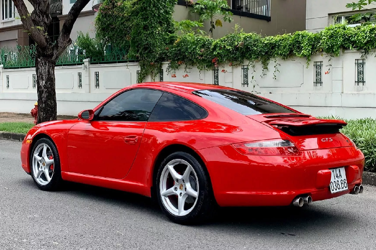 Porsche không ngừng phát triển và thay đổi cho dòng 911, nhưng họ chắc chắn sẽ không bao giờ thay đổi DNA thiết kế của Porsche 911 mà giữ kiểu dáng nó nối tiếp qua nhiều thế hệ. Các bác có thể dễ dàng phân biệt hai đời của một chiếc siêu xe như Lamborghini Gallardo và Huracan, Ferrari 430 với Ferrari 488, nhưng phân biệt hai đời Porsche 911 thì không đơn giản, nó cần một kiến thức nhất định nếu không phải là một người yêu xe.