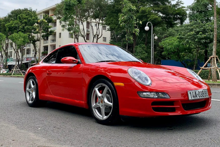 Chiếc Porsche 911 tại Việt Nam này thuộc thế hệ 997 được Porsche sản xuất trong giai đoạn từ năm 2005 – 2012. Đây là thế hệ đàn anh của Series 991 (2012 – 2019) và hiện tại là 992 với nhiều đổi mới “lột xác” trong thiết kế với chi tiết thay đổi mạnh mẽ nhất là …cụm đèn hậu LED trải dài. Đây là chi tiết dễ dàng phân biệt giữa 991 và 992 nhất.