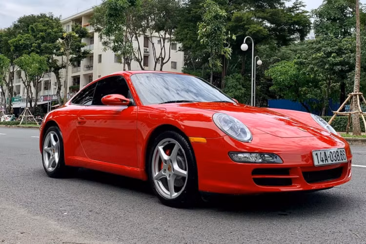 Chiếc Porsche 911 tại Việt Nam này thuộc thế hệ 997 được Porsche sản xuất trong giai đoạn từ năm 2005 – 2012. Đây là thế hệ đàn anh của Series 991 (2012 – 2019) và hiện tại là 992 với nhiều đổi mới “lột xác” trong thiết kế với chi tiết thay đổi mạnh mẽ nhất là …cụm đèn hậu LED trải dài. Đây là chi tiết dễ dàng phân biệt giữa 991 và 992 nhất.