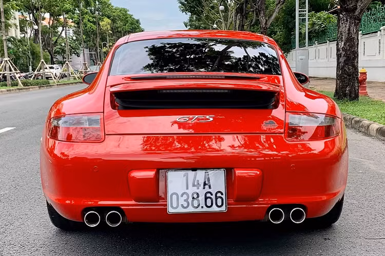 Porsche là chiếc thể thao dễ lái, thân thiện mang đến nhiều cảm xúc cho người lái, thậm chí phái đẹp cầm lái cũng được. Chiếc 997 này là một ví dụ, khi chủ nhân trước đó của nó là phái đẹp! Có rất nhiều lý do khiến các chủ sở hữu khó mà nhàm chán để từ bỏ một chiếc 911. Porsche 911 luôn là chiếc xe thể thao đáng mơ ước và đáng sở hữu nhất. Các tay chơi xe thể thao, siêu xe thường luôn sở hữu ít nhất một chiếc Porsche 911 trong bộ sưu tập.