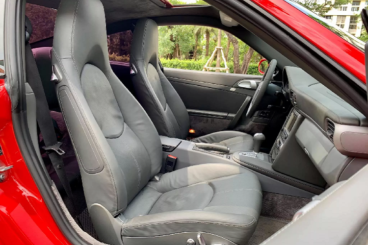 Hiệu suất của cổ máy Boxer 3.6L đủ để chiếc coupe Đức tăng tốc từ 0 – 100 km/h trong khoảng thời gian 5 giây. Ở các phiên bản khác cao hơn như: GT3 và Turbo, động cơ Porsche 911 (997) có công suất hơn 415 và 480 mã lực.