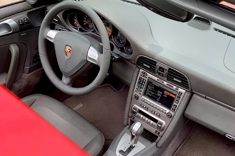 Trái tim của Porsche 911 phiên bản Carrera là động cơ xăng Boxer H6 dung tích 3.6L, đặt sau cho công suất 355 mã lực tại 6.600 vòng/phút và mô-men xoắn cực đại 399Nm đạt được tại 4.600 vòng/phút. Động cơ này “redline” 7.300 vòng/phút.