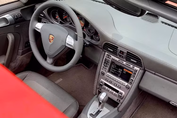 Trái tim của Porsche 911 phiên bản Carrera là động cơ xăng Boxer H6 dung tích 3.6L, đặt sau cho công suất 355 mã lực tại 6.600 vòng/phút và mô-men xoắn cực đại 399Nm đạt được tại 4.600 vòng/phút. Động cơ này “redline” 7.300 vòng/phút.