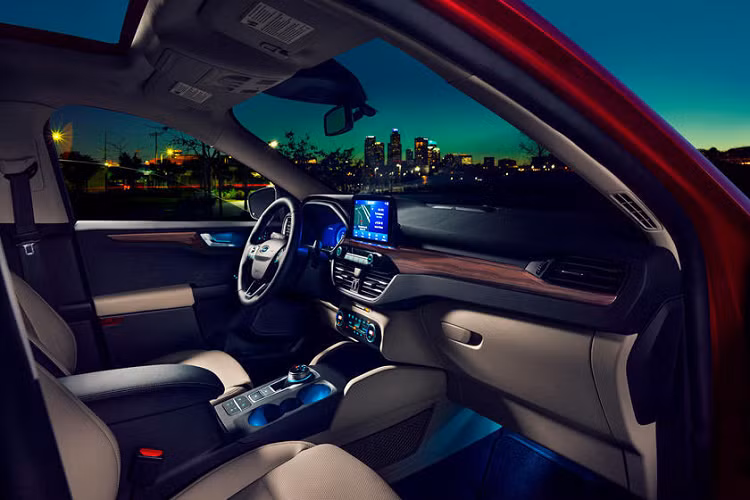 “Ford Escape nguyên bản đã có một phiên bản sử dụng động cơ lai và chiếc Escape hoàn toàn mới này là minh chứng cho những bước tiến của chúng tôi vè công nghệ và sự tiết kiệm”, ông Tăng Thái Hậu, Giám đốc phát triển và bán hàng cho biết. “Ford Escape PHEV hoàn toàn mới mạnh hơn và rộng rãi hơn so với Ford Fusion Energi cũng như khoang hành lý lớn hơn đến bốn lần so với chiếc xe kia”.