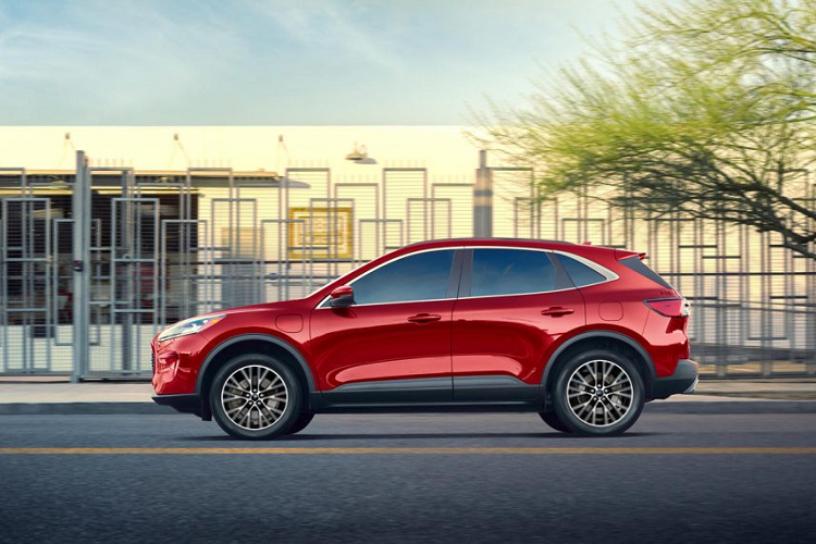 Giá xe Ford Escape Plug-in Hybrid sẽ được bán ở mức từ 33.040 USD, rẻ hơn 5.000 USD so với đối thủ Toyota RAV4 Prime, có giá bán ở mức 38.100 USD.