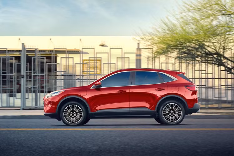 Giá xe Ford Escape Plug-in Hybrid sẽ được bán ở mức từ 33.040 USD, rẻ hơn 5.000 USD so với đối thủ Toyota RAV4 Prime, có giá bán ở mức 38.100 USD.